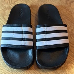 Adidas slides women’s size 8 men’s 6 EUC